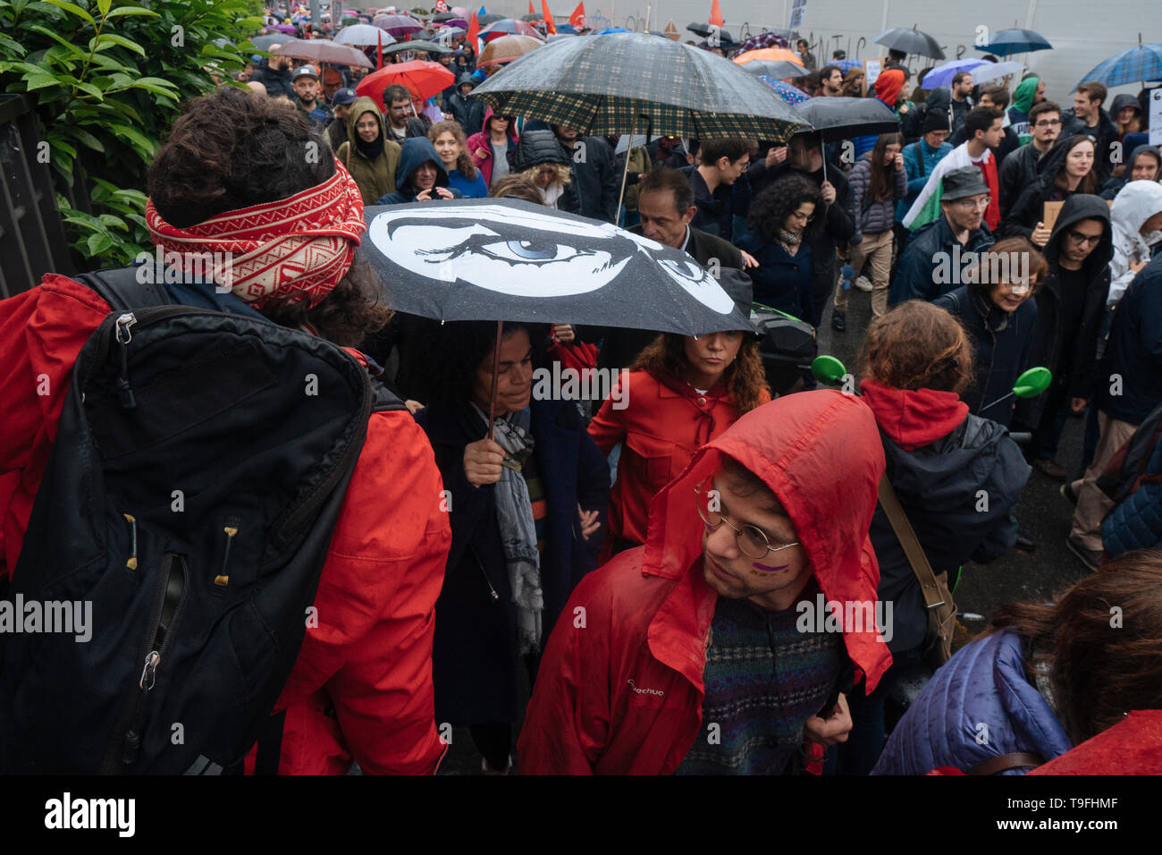 Milan, Italy. 18th May, 2019. People seen walking in the rain with umbrellas during the protest. The feminist movement Non Una di Meno, together with other Italian associations, protested against the European election’s closing meeting with Matteo Salvini, leader of the Populist Party the League and Italian Ministry of Interior and Vice Premier and Marine Le Pen and the uprising of fascism, far right, xenophobia and extremism in Europe. Credit: SOPA Images Limited/Alamy Live News Stock Photo