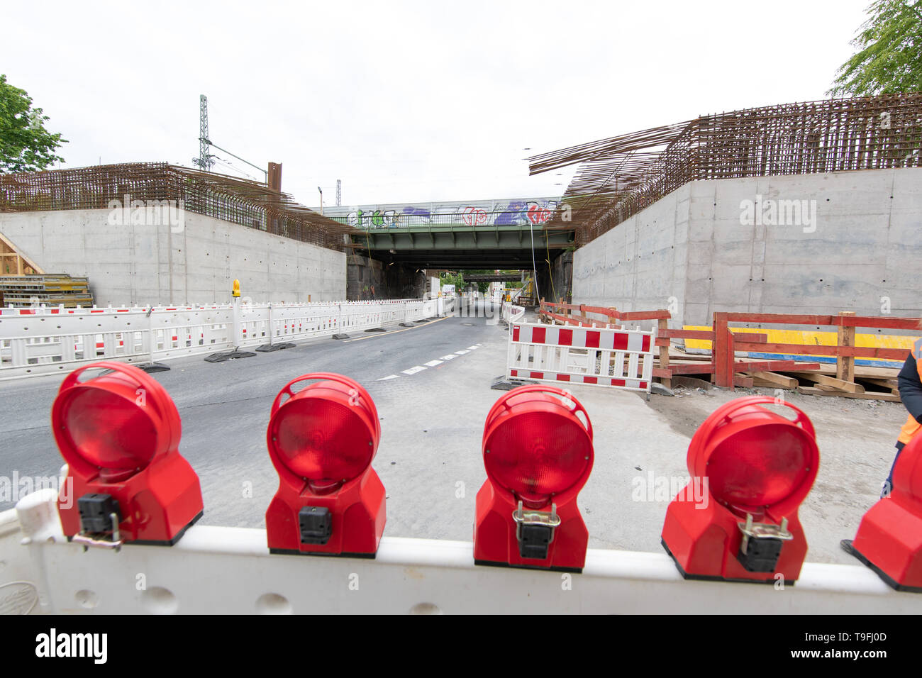 07 May 2019, Lower Saxony, Osnabrück: View of a new reinforced concrete bridge element (in the background the old bridge). Since January 2017, Deutsche Bahn has been working on the renewal of a railway bridge in Osnabrück, which is to be completed in October of this year. Photo: Friso Gentsch/dpa Stock Photo