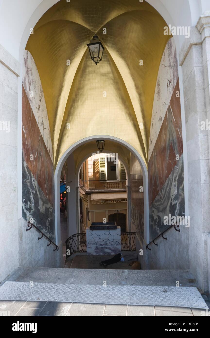 'Die falsche Tür' - Sarkis - 2007 Für Sarkis markiert die Porte Fausse den Übergang zwischen dem historischen Viertel von Alt-Nizza und der modernen S Stock Photo