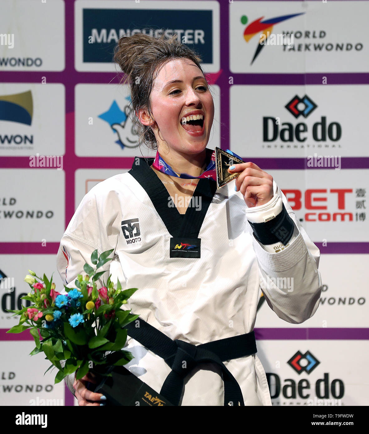 Great Britain s Jade Jones Celebrates With Her Medal After Winning The 