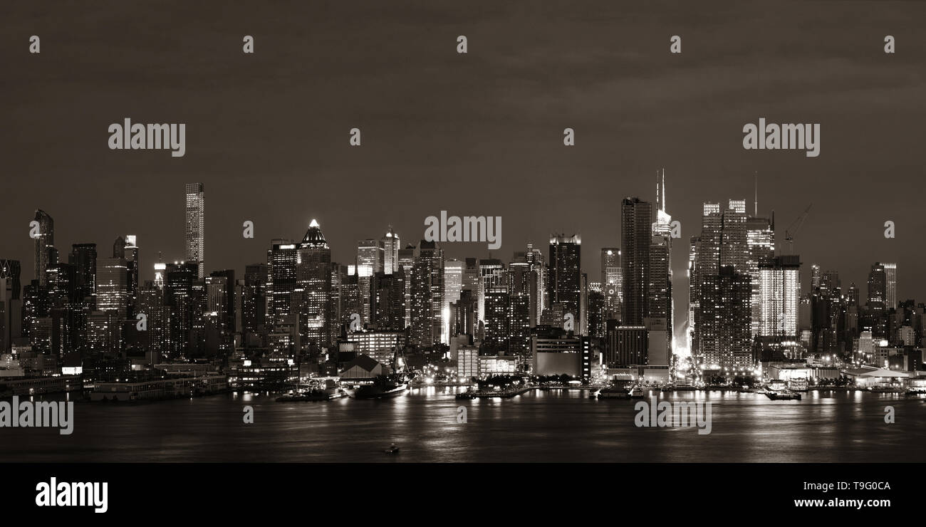 Manhattan midtown skyscrapers and New York City skyline at night ...