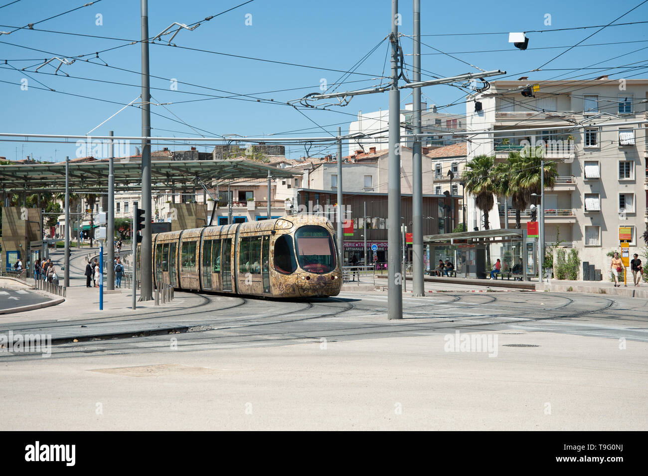 Montpellier, moderne Tramway Linie 4, Fahrzeugdesign von Christian Lacroix - Montpellier, modern Tramway Line 4, Design by Christian Lacroix, Corum Stock Photo