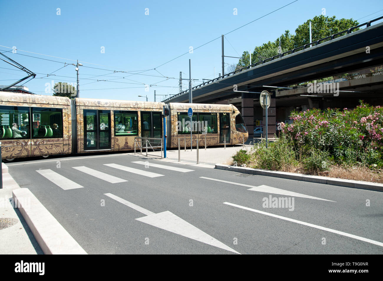 Montpellier, moderne Tramway Linie 4, Fahrzeugdesign von Christian Lacroix - Montpellier, modern Tramway Line 4, Design by Christian Lacroix, Corum Stock Photo
