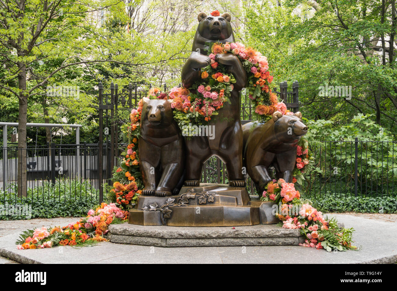 The Group of Bears Statue with Spring Flowers, Central Park, NYC Stock