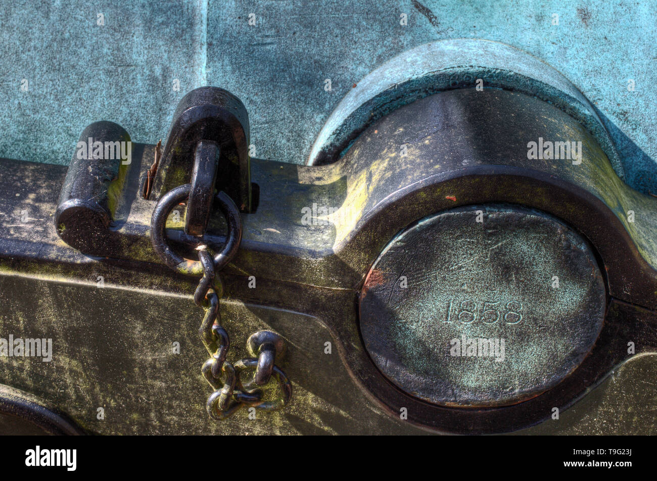 Trunnion cap hires stock photography and images Alamy