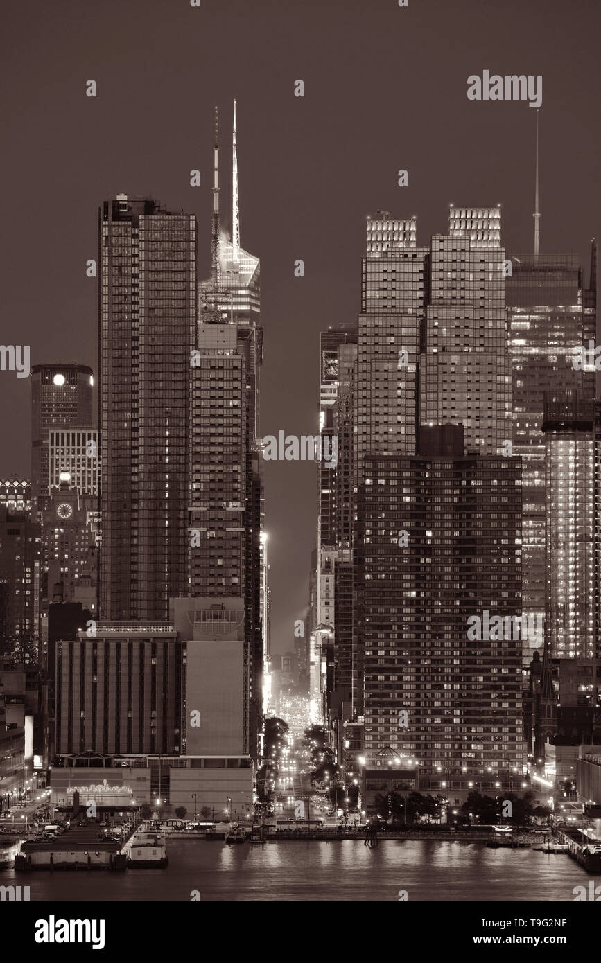 Manhattan midtown skyscrapers and New York City skyline at night Stock ...