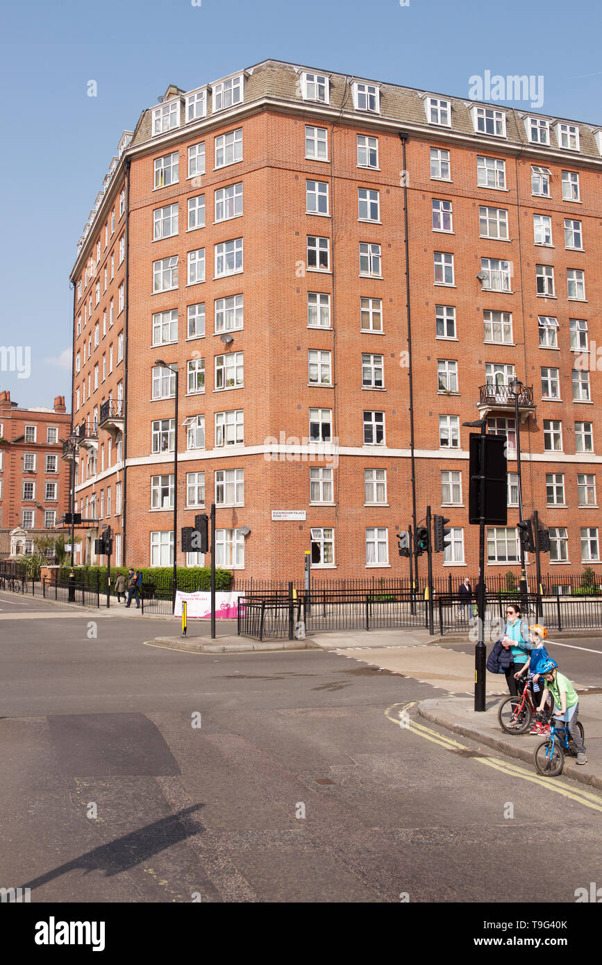 Fountain Court on Buckingham Palace Road in London, England Stock Photo