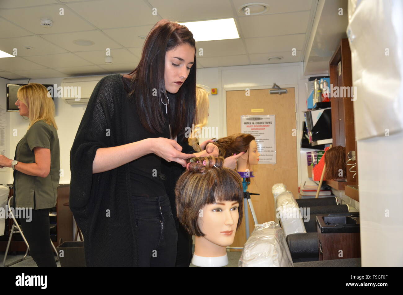 hair and beauty salon, student hairdresser training Stock Photo Alamy