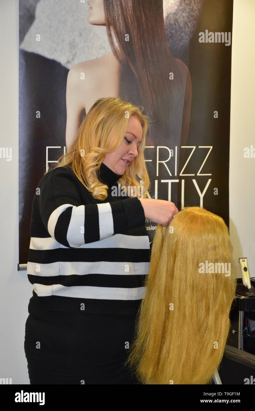 hair and beauty salon, student hairdresser training Stock Photo Alamy