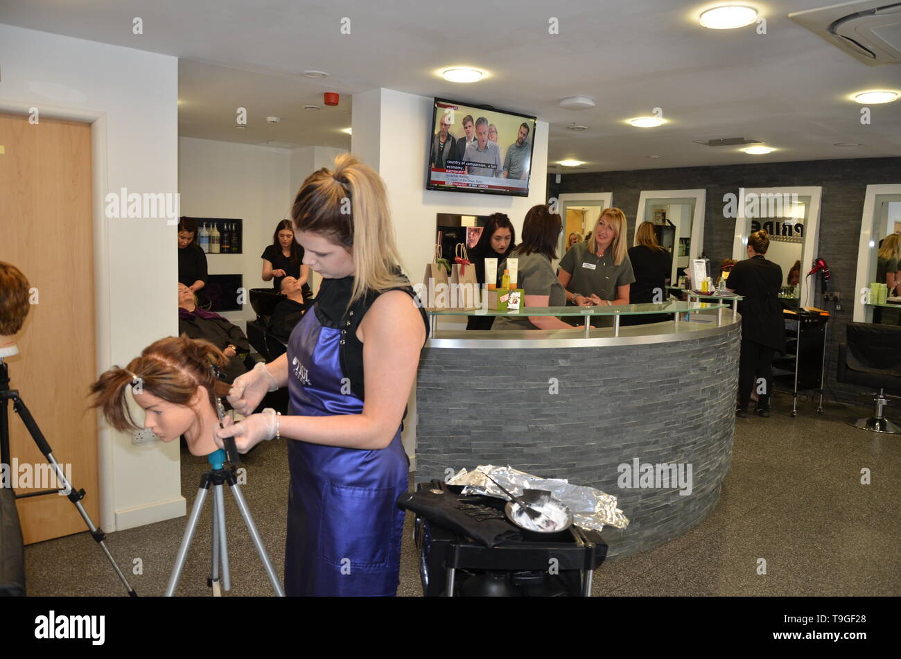 hair and beauty salon, student hairdresser training Stock Photo Alamy