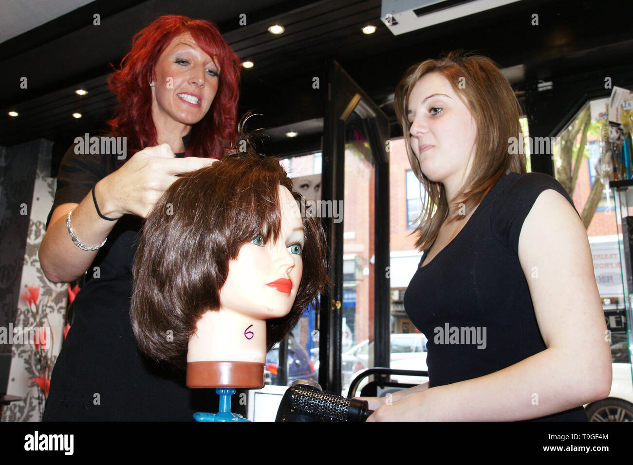 hair and beauty salon, student hairdresser training Stock Photo