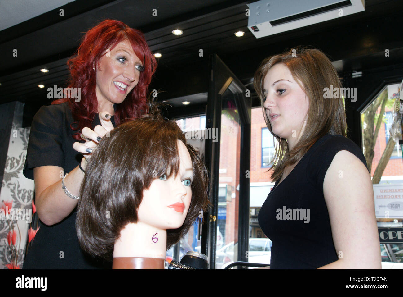 hair and beauty salon, student hairdresser training Stock Photo