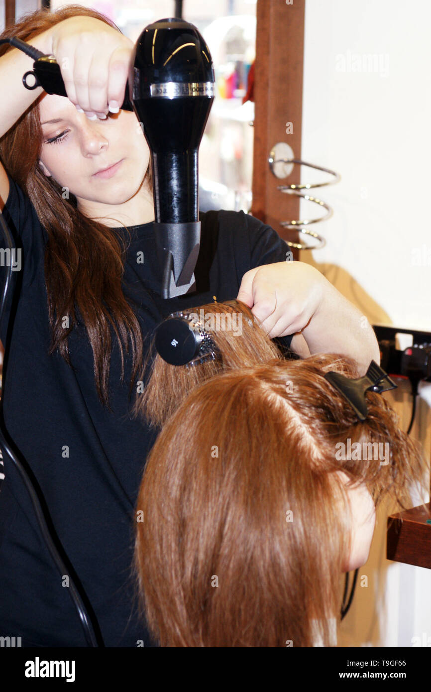 hair and beauty salon, student hairdresser training Stock Photo Alamy