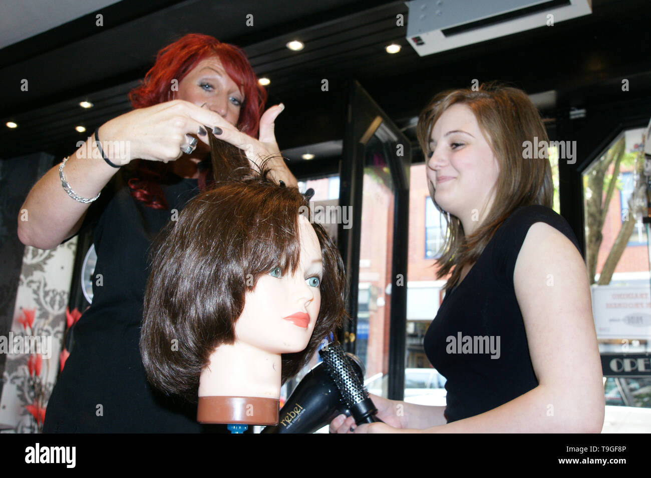 hair and beauty salon, student hairdresser training Stock Photo Alamy