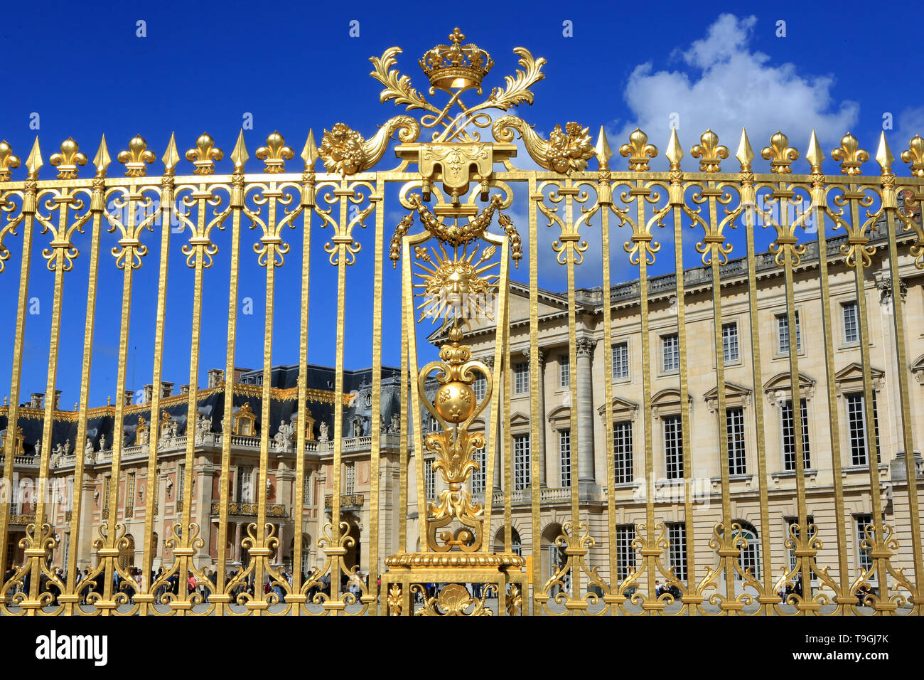 La grille royale dorée à l'or fin du Château de Versailles. / The royal