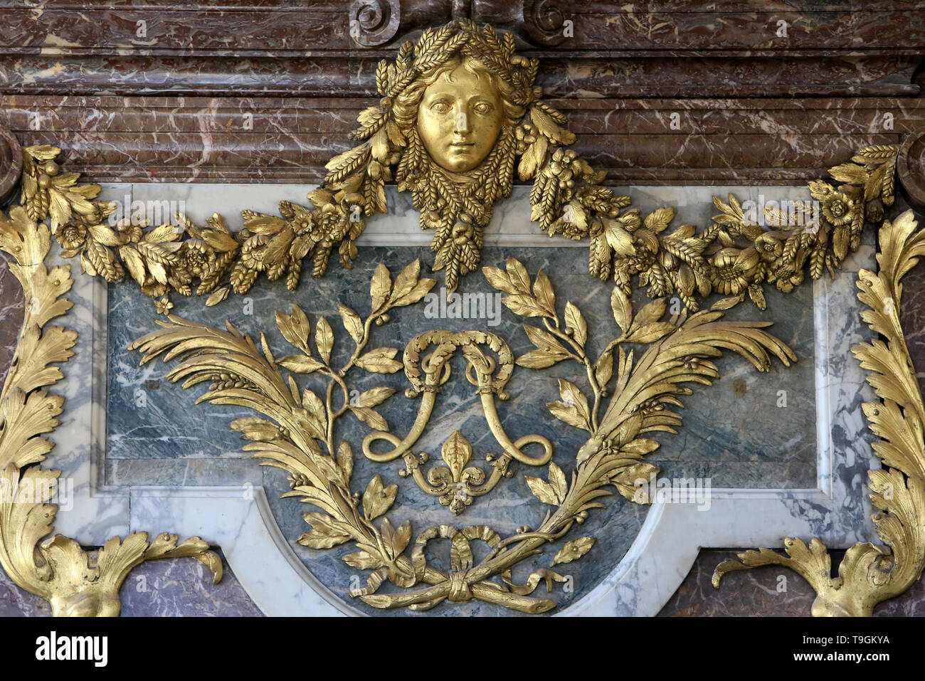 Sculptures. Le Salon de la Guerre. Château de Versailles. / Sculptures ...