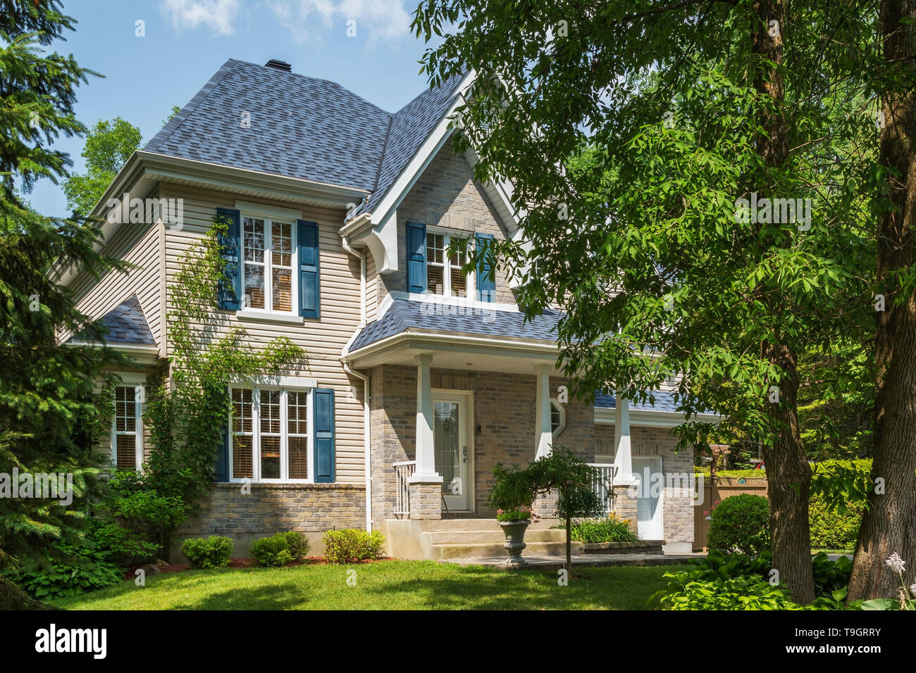 Tan Brick And Vinyl Cladded Cottage Style Country House Facade With White And Blue Trim Quebec Canada This Image Is Property Released Cupr0340 Stock Photo Alamy