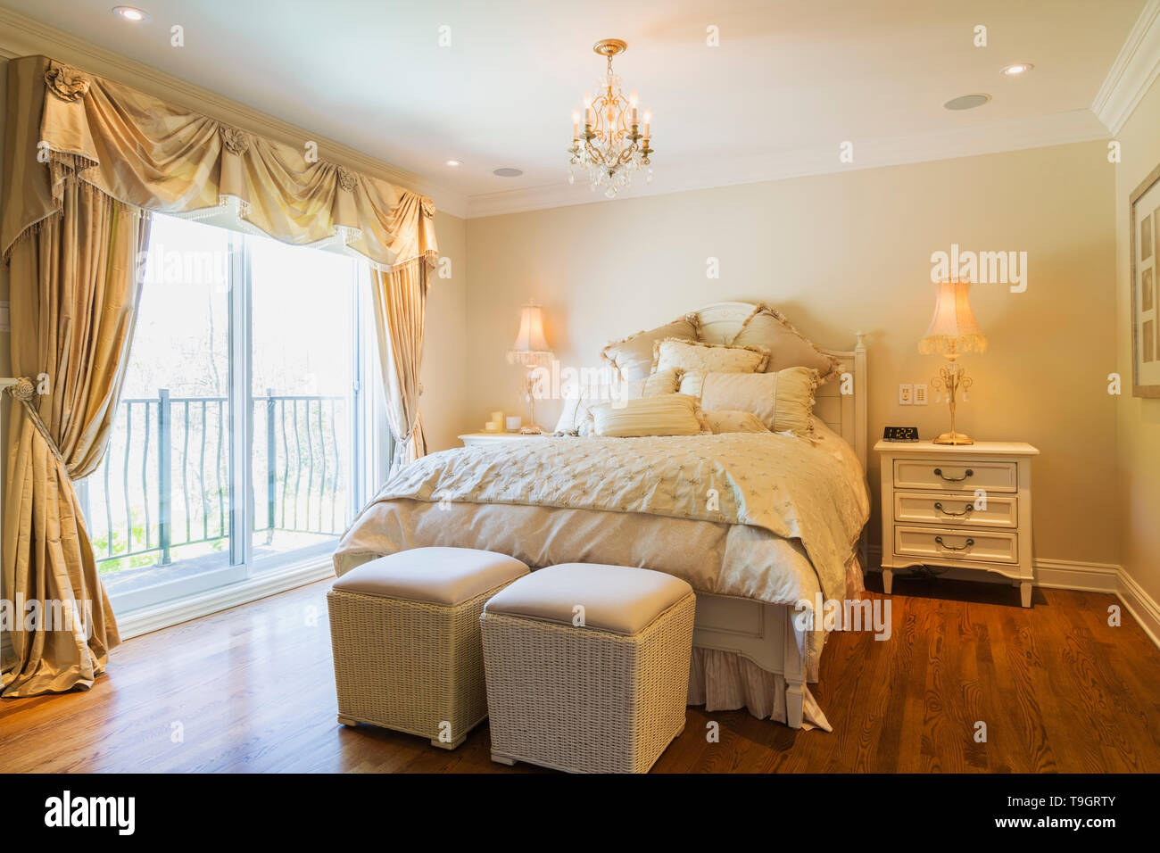 Queen Size Bed With Wooden Antique Finish Headboard And