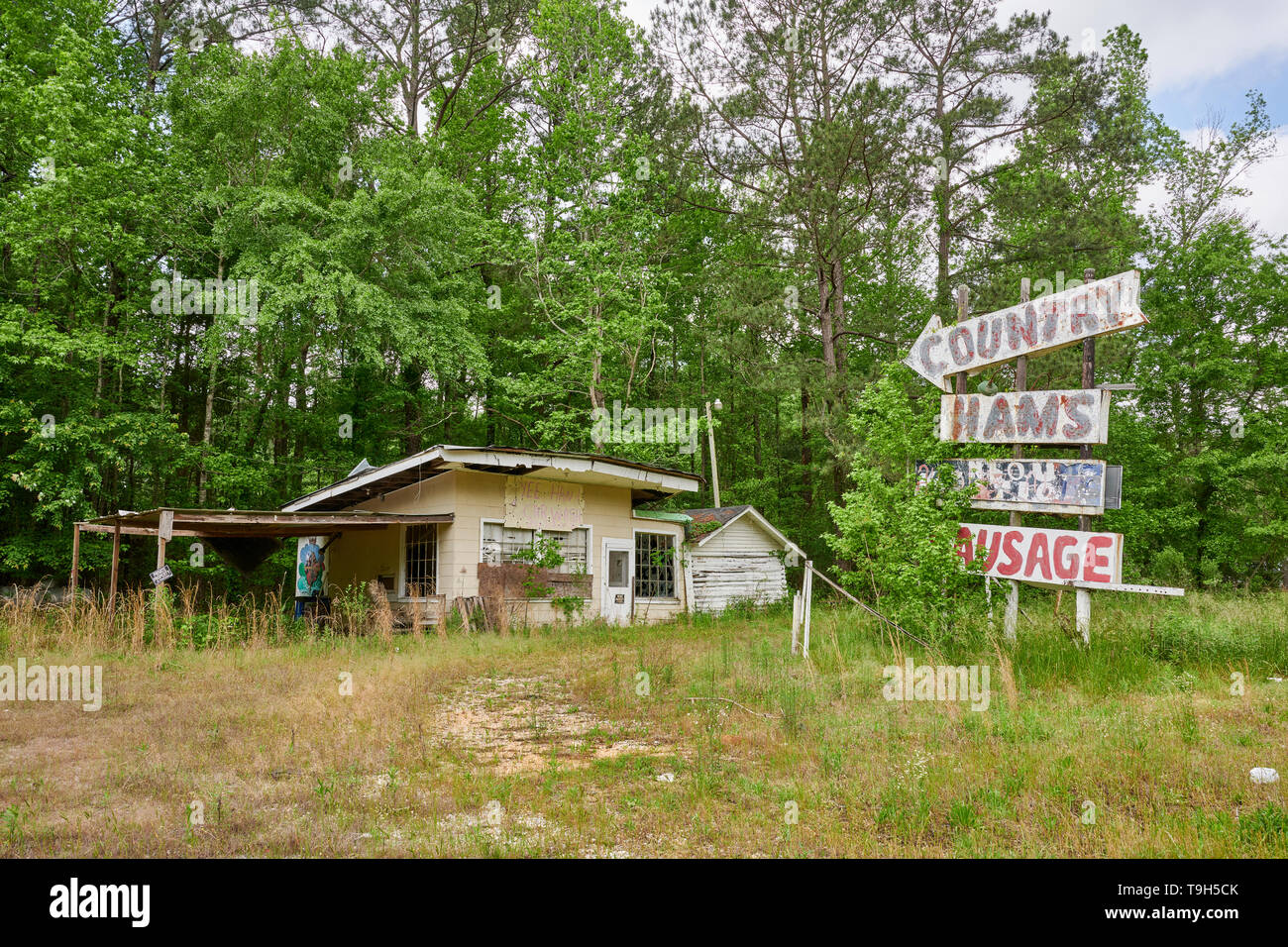 Rundown abandoned roadside store hi-res stock photography and images ...