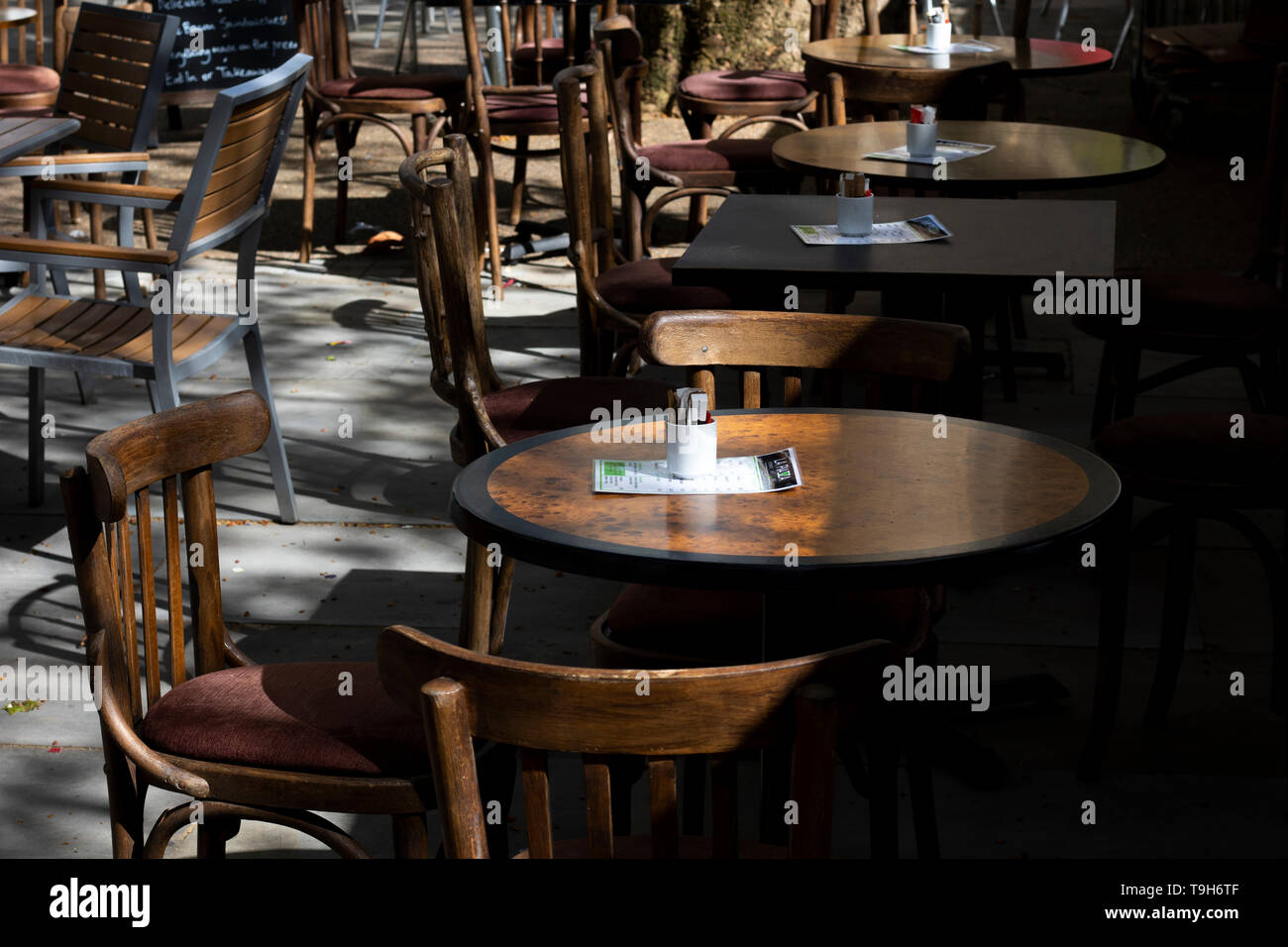 empty tables and chairs outside restaurant Stock Photo Alamy