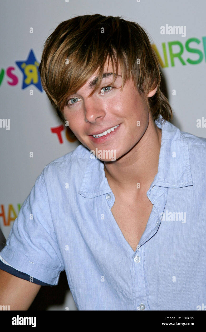 New York, USA. 17 July, 2007. Zac Efron of the 'HAIRSPRAY' movie cast helps raise the curtain on the new Doll Line at Toys 'R' Us in Times Square. Credit: Steve Mack/Alamy Stock Photo