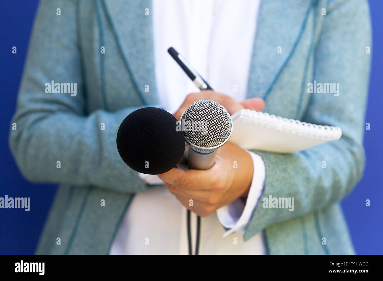 Reporter microphone hi-res stock photography and images - Alamy