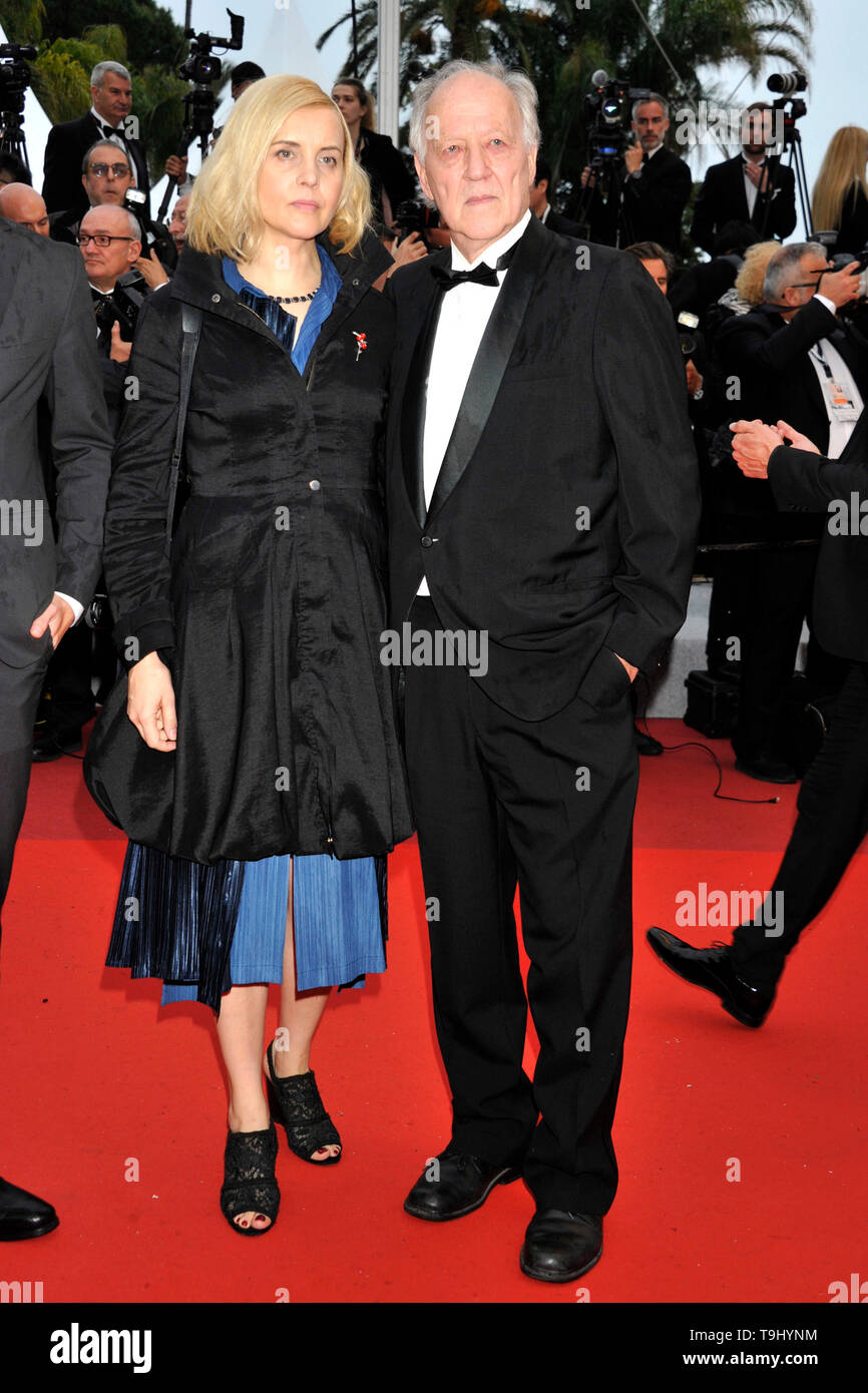 Cannes, France. 18th May, 2019. Werner Herzog and guest attending the 'Les plus belles années d'une vie / The Best Years of a Life' premiere during the 72nd Cannes Film Festival at the Palais des Festivals on May 18, 2019 in Cannes, France Credit: Geisler-Fotopress GmbH/Alamy Live News Stock Photo