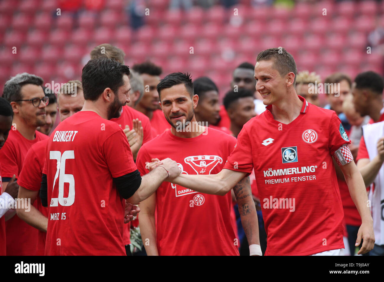 Mainz, Germany. 18th May, 2019. Soccer: Bundesliga, FSV Mainz 05 - 1899  Hoffenheim, 34th matchday in the Opel Arena, Niko Bungert from Mainz says  goodbye to the team. Credit: Thomas Frey/dpa -