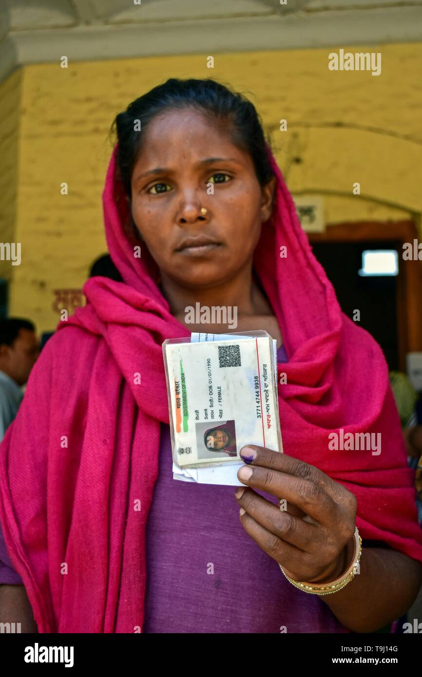 Patiala, Punjab, India. 19th May, 2019. An Indian woman seen showing her identity card and ink finger after casting her vote at a polling station during the final phase of India's general election in Patiala district of Punjab.Voting has begun for the final phase of Lok Sabha elections in Punjab, Bihar, West Bengal, Madhya Pradesh, Uttar Pradesh, Himachal Pradesh, Jharkhand and Chandigarh. Over 10.01 lakh voters will decide the fate of 918 candidates. The counting of votes will take place on May 23, officials said. Credit: Saqib Majeed/SOPA Images/ZUMA Wire/Alamy Live News Stock Photo