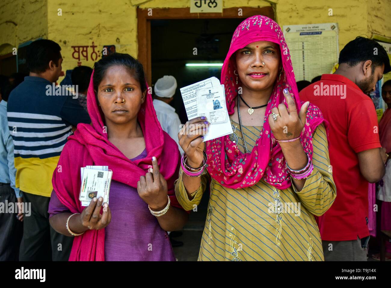 Patiala, Punjab, India. 19th May, 2019. Indian voters seen showing their identity card and ink finger after casting her vote at a polling station during the final phase of India's general election in Patiala district of Punjab.Voting has begun for the final phase of Lok Sabha elections in Punjab, Bihar, West Bengal, Madhya Pradesh, Uttar Pradesh, Himachal Pradesh, Jharkhand and Chandigarh. Over 10.01 lakh voters will decide the fate of 918 candidates. The counting of votes will take place on May 23, officials said. Credit: Saqib Majeed/SOPA Images/ZUMA Wire/Alamy Live News Stock Photo