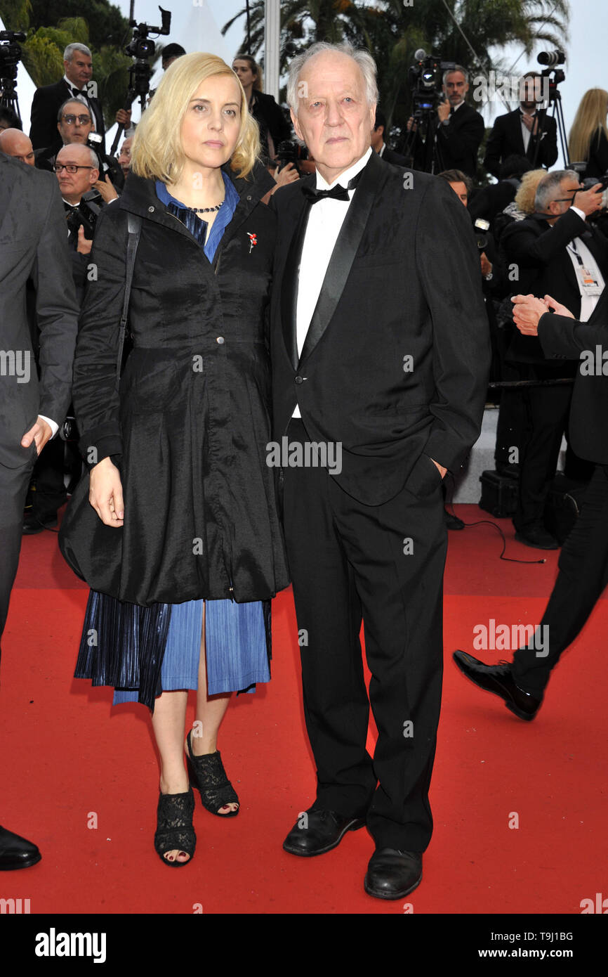 Cannes, France. 18th May, 2019. Werner Herzog and guest attending the 'Les plus belles années d'une vie/The Best Years of a Life' premiere during the 72nd Cannes Film Festival at the Palais des Festivals on May 18, 2019 in Cannes, France | usage worldwide Credit: dpa/Alamy Live News Stock Photo