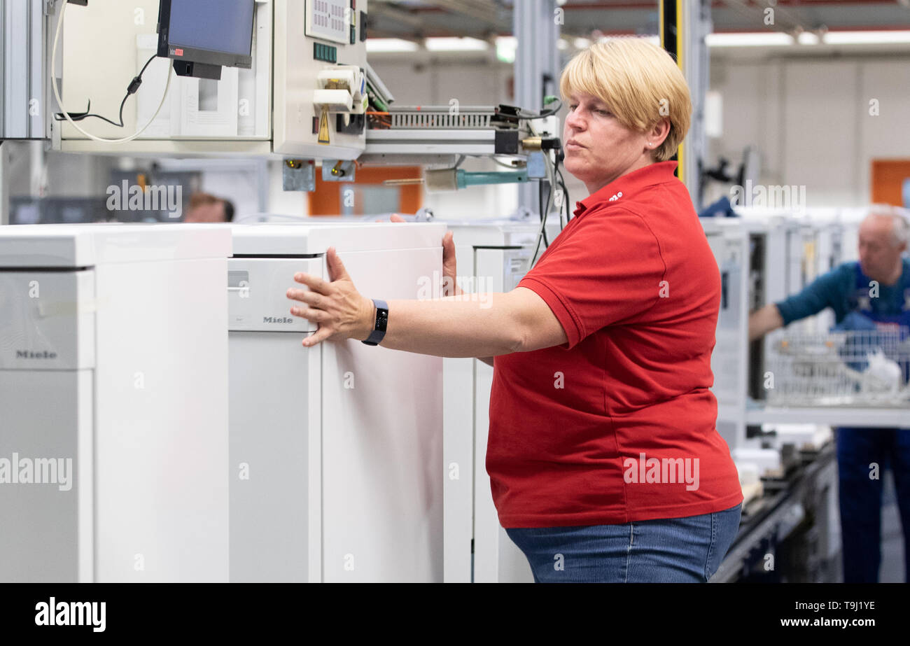 Bielefeld, Germany. 17th May, 2019. Employee Petra Marowski carries out