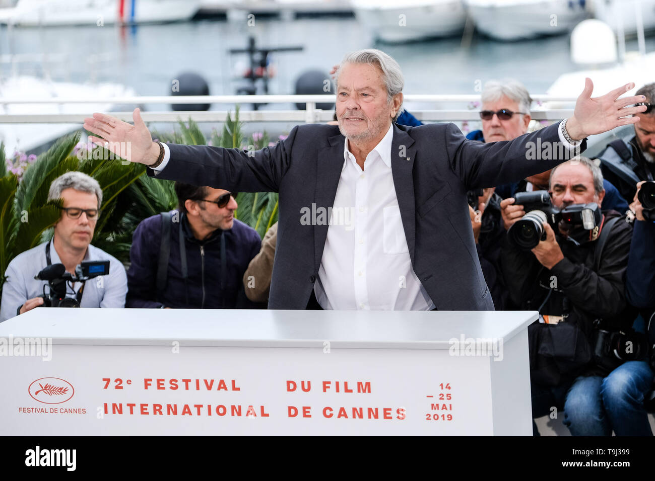 Cannes, France. 19th May, 2019. Alain Delon poses at a photocall for  Golden Palm of Honor of the 72nd Cannes Festival on Sunday 19 May 2019 at the 72nd Festival de Cannes, Palais des Festivals, Cannes. Pictured: ( Palme D’or D’honneur Du 72E Festival De Cannes ). Picture by Julie Edwards. Credit: Julie Edwards/Alamy Live News Stock Photo