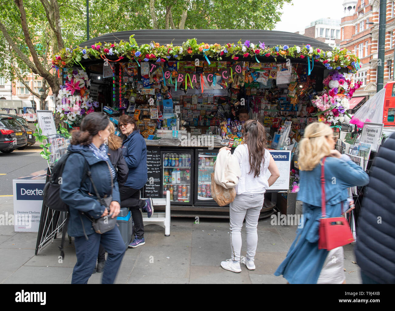 Royal Hospital Chelsea, London, UK. 19th May 2019. Chelsea Flower Show 2019 readies itself for judges before the public opening on 21st May with finishing touches to plant displays and gardens around the showground for Chelsea in Bloom. Image: Shops, residents and businesses in Chelsea decorate properties for the Flower Show  week. Credit: Malcolm Park/Alamy Live News. Stock Photo
