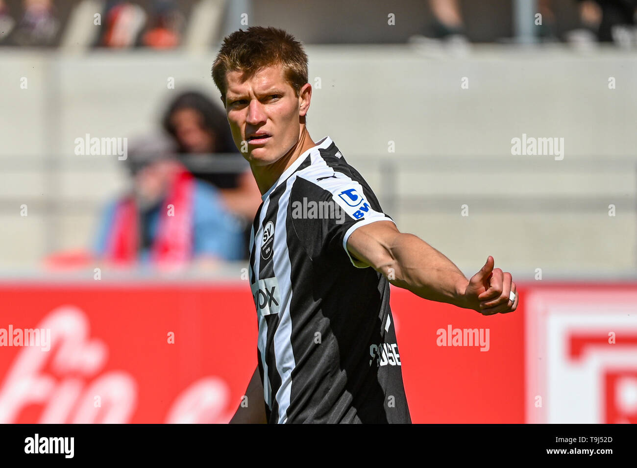 Regensburg, Germany. 19th May, 2019. Soccer: 2nd Bundesliga, Jahn Regensburg - SV Sandhausen, 34th matchday in the Continental Arena. Kevin Behrens von Sandhausen cheers after his goal to 0:1. Credit: Armin Weigel/dpa - IMPORTANT NOTE: In accordance with the requirements of the DFL Deutsche Fußball Liga or the DFB Deutscher Fußball-Bund, it is prohibited to use or have used photographs taken in the stadium and/or the match in the form of sequence images and/or video-like photo sequences./dpa/Alamy Live News Stock Photo