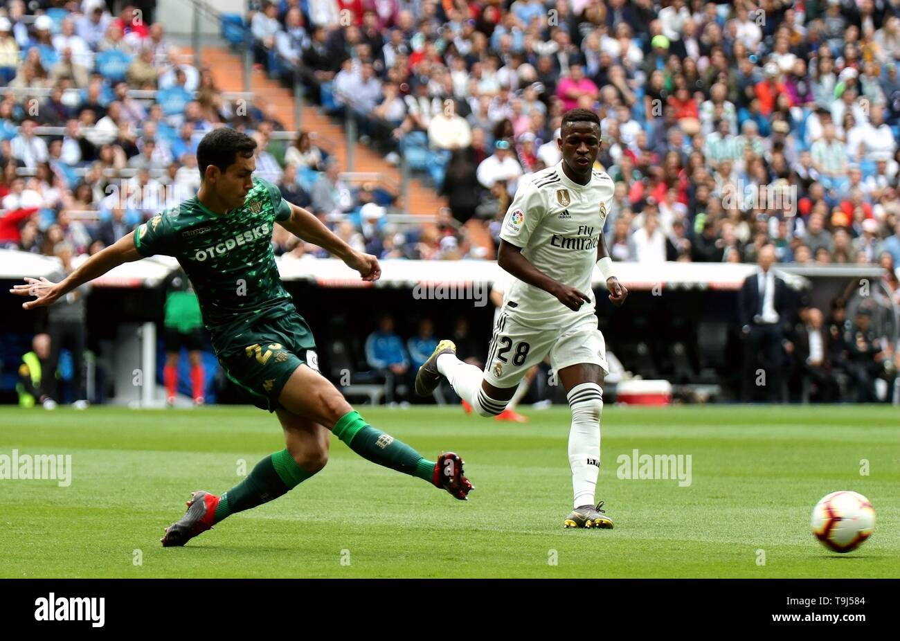 Madrid, Spain. 19th May, 2019. Real Madrid's Vinicius Junior (R) competes with Real Betis' Aissa Mandi during a 38th round Spanish league match between Real Madrid and Real Betis in Madrid, Spain, on May 19, 2019. Real Madrid lost 0-2. Credit: Edward F. Peters/Xinhua/Alamy Live News Stock Photo