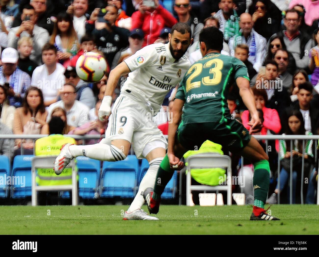 Madrid, Spain. 19th May, 2019. Real Madrid's Karim Benzema (L) competes with Real Betis' Aissa Mandi during a 38th round Spanish league match between Real Madrid and Real Betis in Madrid, Spain, on May 19, 2019. Real Madrid lost 0-2. Credit: Edward F. Peters/Xinhua/Alamy Live News Stock Photo