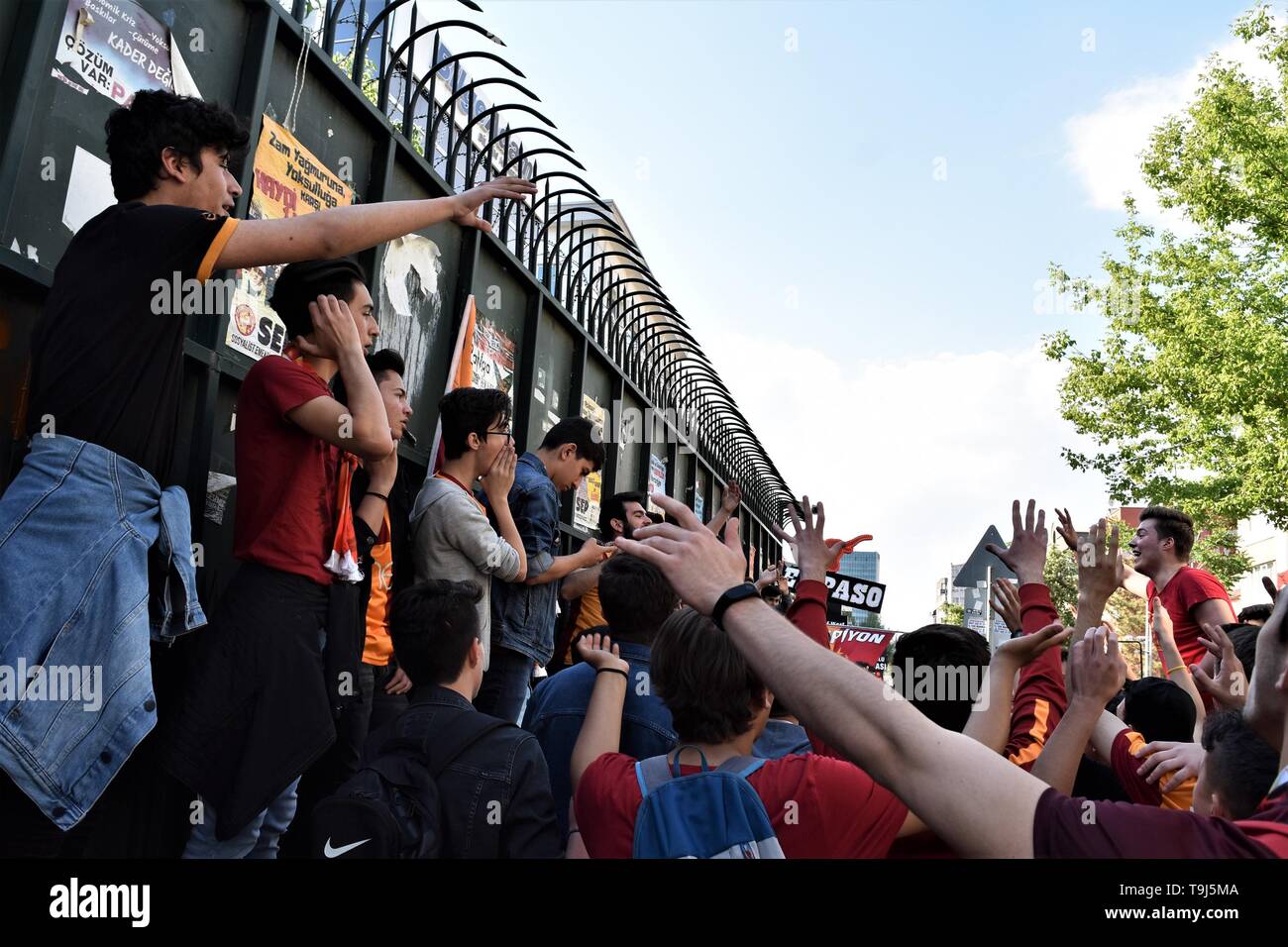 Ankara, Turkey. 19th May, 2019. Fans of Galatasaray SK cheer ahead of the Spor Toto Super League match between Galatasaray SK and Istanbul Basaksehir FK as the winner of the game will win the league title for the 2018-2019 season. Credit: Altan Gocher/ZUMA Wire/Alamy Live News Stock Photo