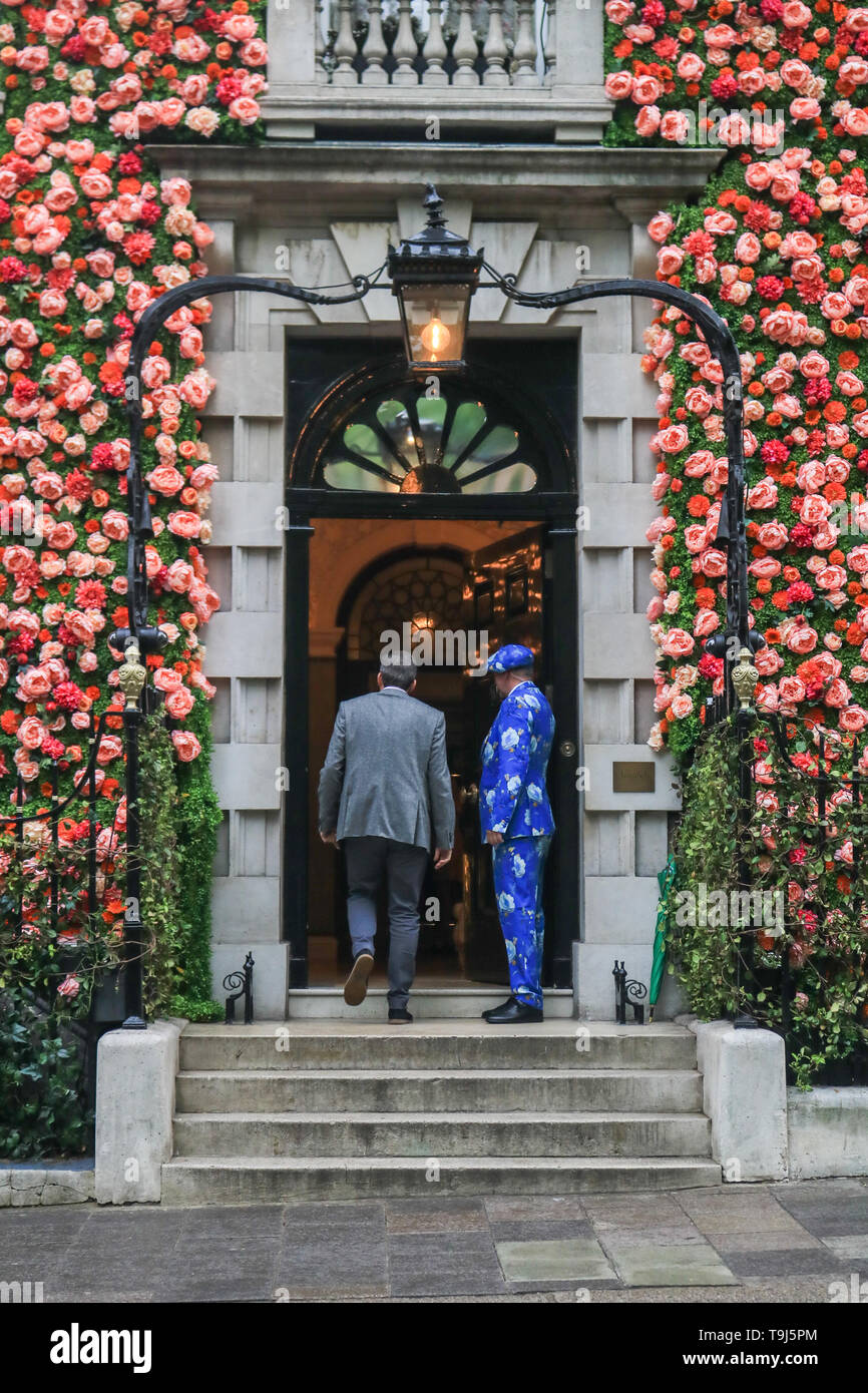 London, UK. 19th May 2019. A doorman in a colourful suit  stands in front of Annabel's private club in London  Mayfair whose facade  is decorated with flowers to mark the Chelsea Flower Show Credit: amer ghazzal/Alamy Live News Stock Photo