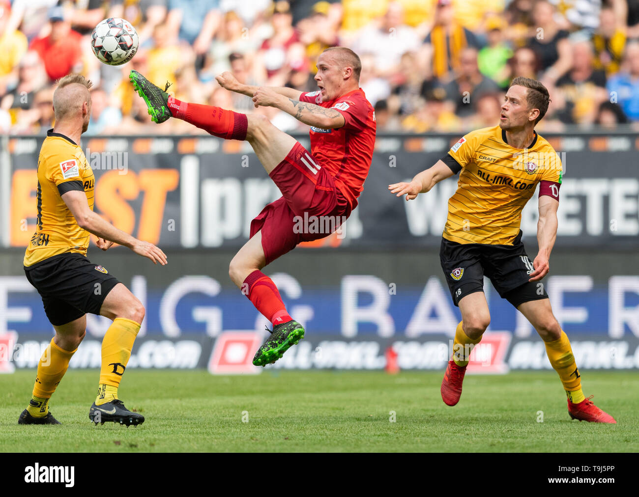 Dresden, Germany. 19th May, 2019. Soccer: 2nd Bundesliga, Dynamo Dresden - SC Paderborn 07, 34th matchday, in the Rudolf Harbig Stadium. Paderborn's Sven Michel (M) against Dynamos Brian Hamalainen (l) and Jannik Müller. Credit: Robert Michael/dpa-Zentralbild/dpa - IMPORTANT NOTE: It is prohibited to use or have used photographs taken in the stadium and/or the match in the form of sequence images and/or video-like photo sequences./dpa/Alamy Live News Credit: dpa picture alliance/Alamy Live News Stock Photo