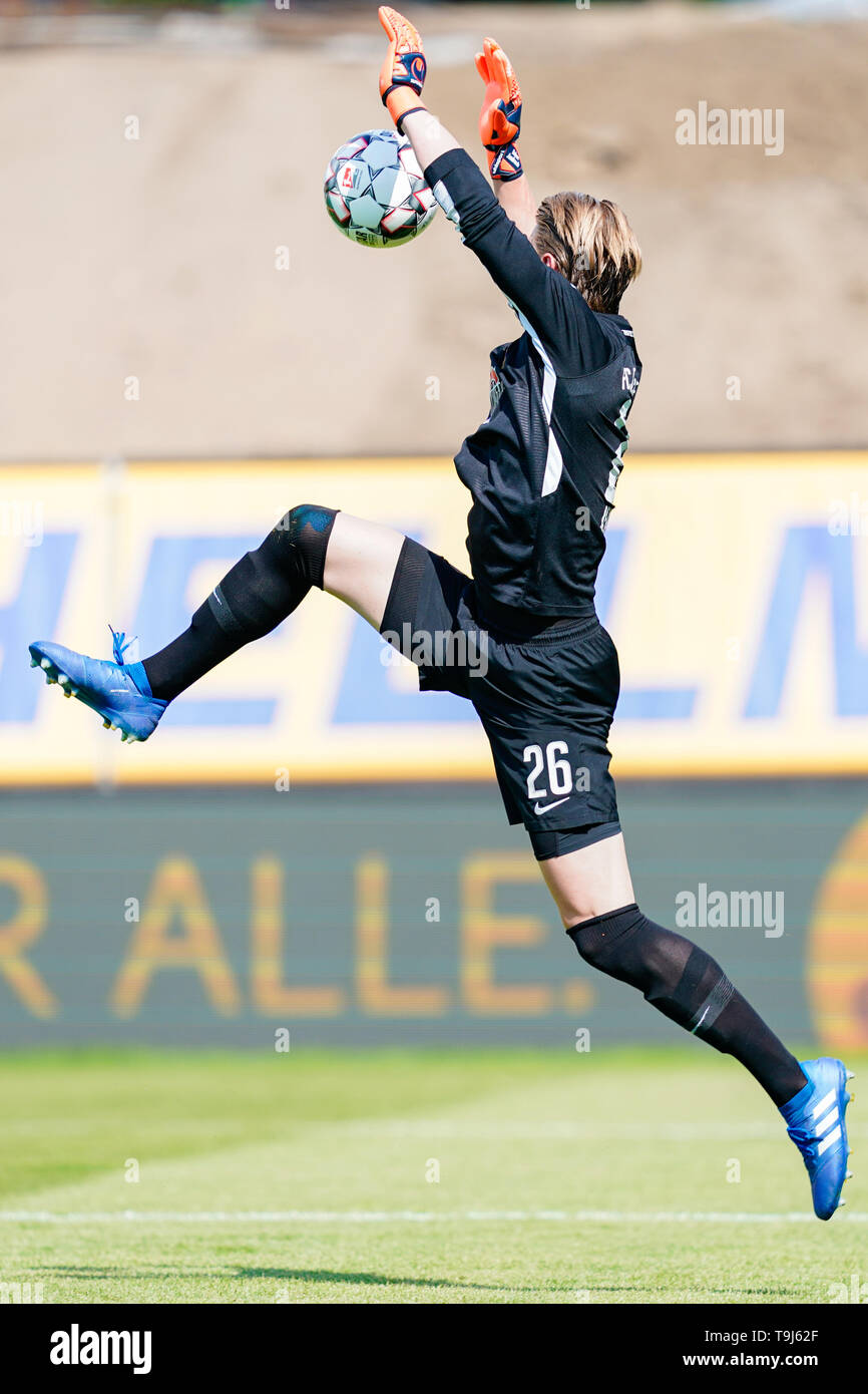 Darmstadt, Germany. 19th May, 2019. Soccer: 2nd Bundesliga, Darmstadt 98 - Erzgebirge Aue, 34th matchday, in the Merck Stadium at the Böllenfalltor. Goalkeeper Robert Jendrusch of Erzgebirge Aue holds a goal shot. Credit: Uwe Anspach/dpa - IMPORTANT NOTE: In accordance with the requirements of the DFL Deutsche Fußball Liga or the DFB Deutscher Fußball-Bund, it is prohibited to use or have used photographs taken in the stadium and/or the match in the form of sequence images and/or video-like photo sequences./dpa/Alamy Live News Stock Photo