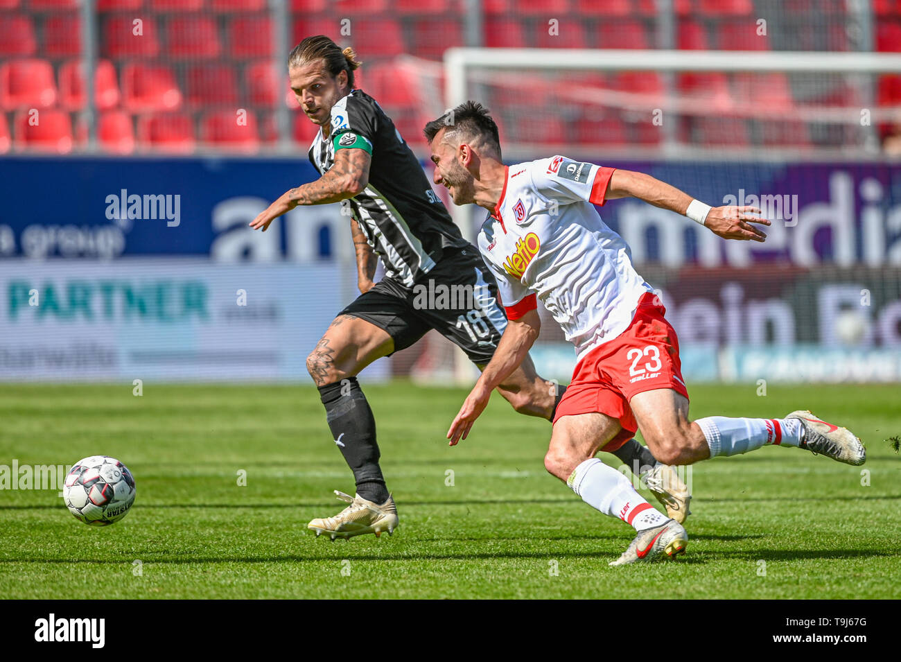 Regensburg, Germany. 19th May, 2019. Soccer: 2nd Bundesliga, Jahn Regensburg - SV Sandhausen, 34th matchday in the Continental Arena. Dennis Diekmeier from Sandhausen (l) and Sargis Adamyan from Regensburg fight for the ball. Credit: Armin Weigel/dpa - IMPORTANT NOTE: In accordance with the requirements of the DFL Deutsche Fußball Liga or the DFB Deutscher Fußball-Bund, it is prohibited to use or have used photographs taken in the stadium and/or the match in the form of sequence images and/or video-like photo sequences./dpa/Alamy Live News Stock Photo