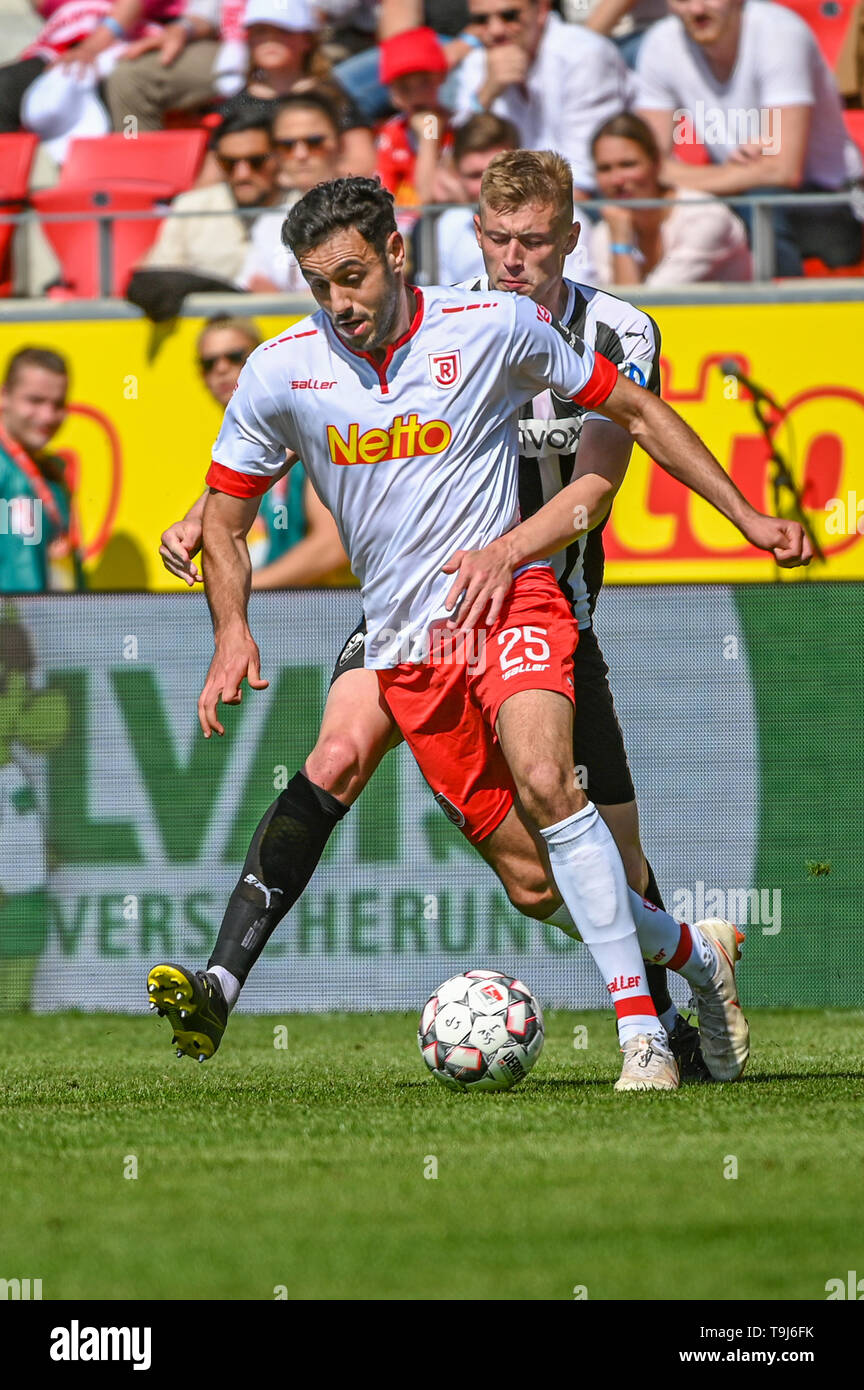Regensburg, Germany. 19th May, 2019. Soccer: 2nd Bundesliga, Jahn Regensburg - SV Sandhausen, 34th matchday in the Continental Arena. Hamadi Al Ghaddioui from Regensburg (l) and Kevin Behrens from Sandhausen fight for the ball. Credit: Armin Weigel/dpa - IMPORTANT NOTE: In accordance with the requirements of the DFL Deutsche Fußball Liga or the DFB Deutscher Fußball-Bund, it is prohibited to use or have used photographs taken in the stadium and/or the match in the form of sequence images and/or video-like photo sequences./dpa/Alamy Live News Stock Photo