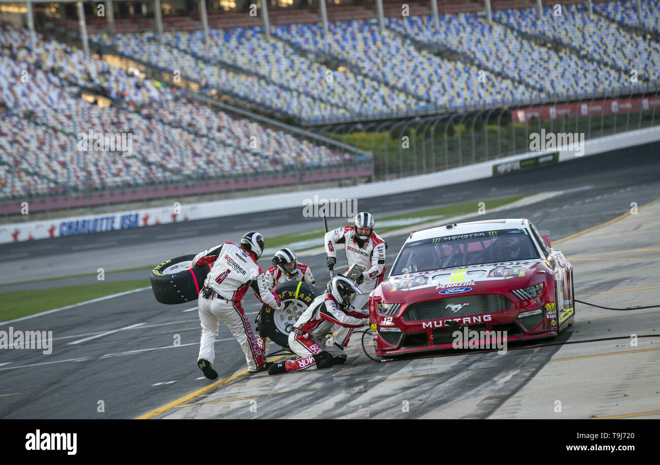 Concord, North Carolina, USA. 17th May, 2019. Ryan Blaney (12) and crew
