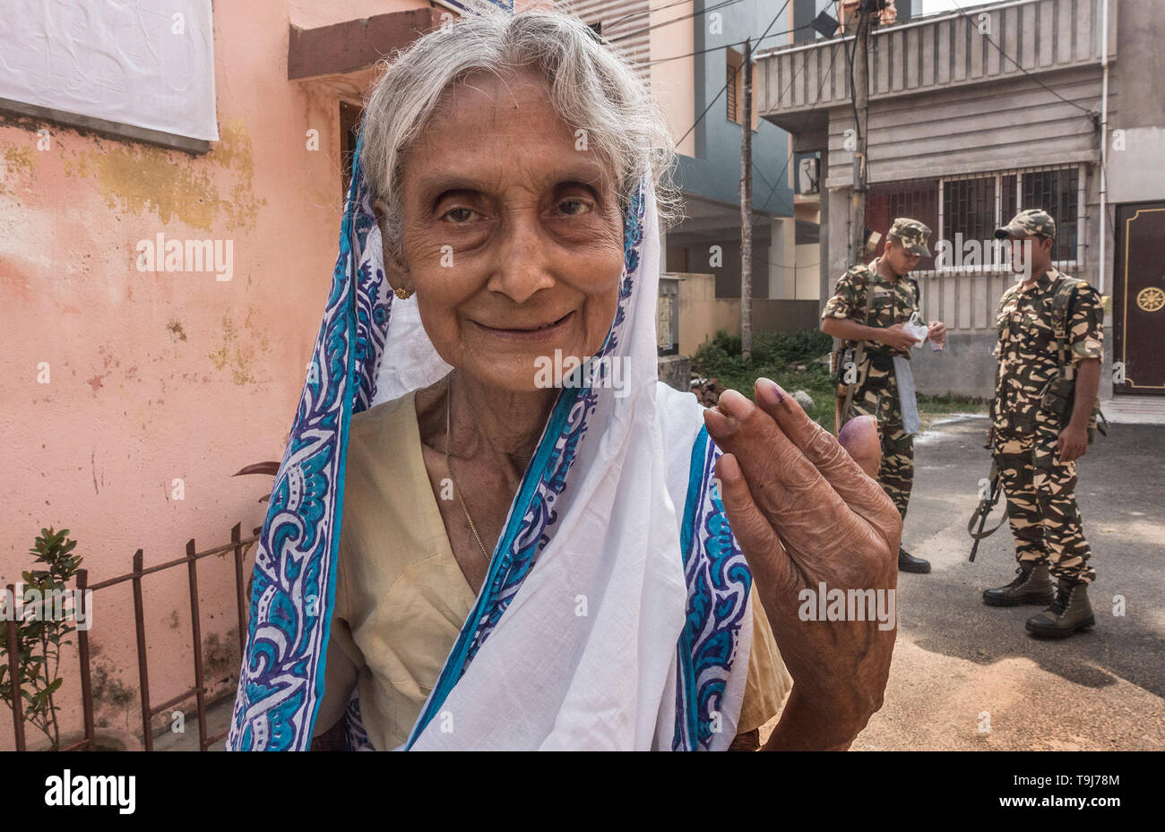 Kolkata, India. 19th May, 2019. A voter poses for photos after casting ballot at a polling station in Kolkata, India, May 19, 2019. The seventh and final phase of polling of the ongoing 17th general elections began in 59 parliamentary constituencies on Sunday, across seven states and one union territory. Results are slated to be announced on May 23. Credit: Tumpa Mondal/Xinhua/Alamy Live News Stock Photo
