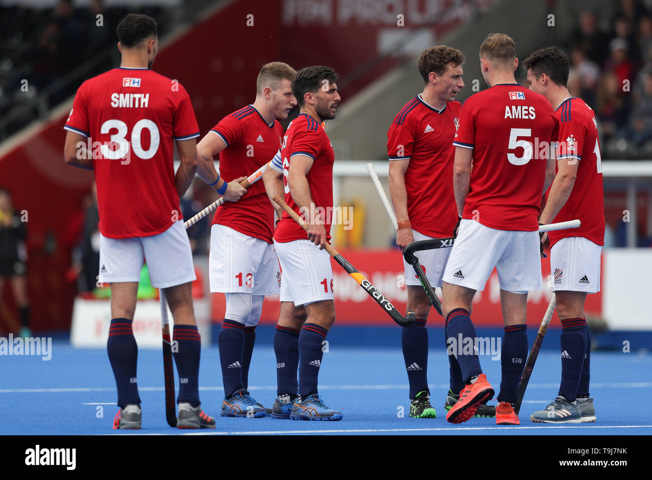 London, UK. 19th May 2019.  FIH International Mens Pro Field Hockey, England versus Belgium; Adam Dixon, Rhys Smith, David Ames, Harry Martin and Sam Ward of Great Britain talk tactics as they lag behind Credit: Action Plus Sports Images/Alamy Live News Stock Photo