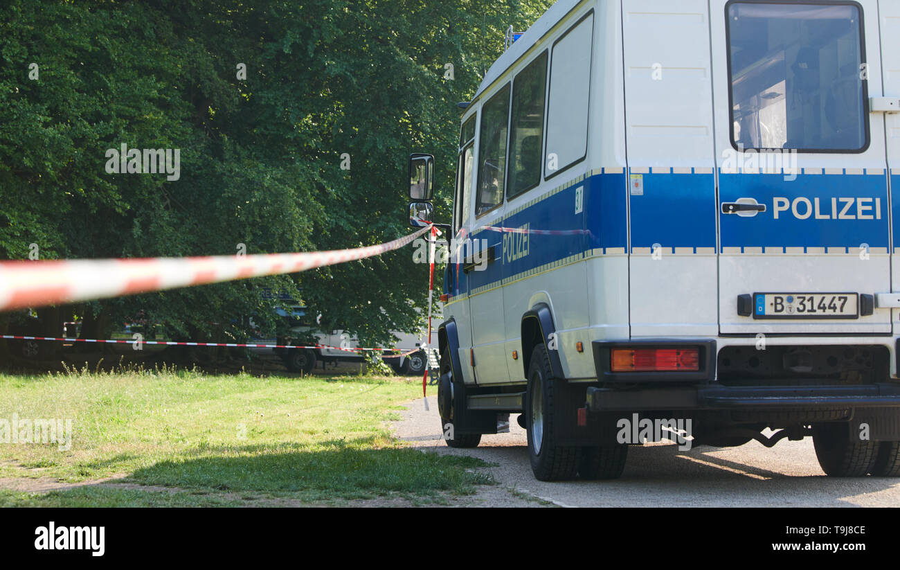 Berlin, Germany. 19th May, 2019. A forest in Treptower Park is cordoned off. A male body was found there in the afternoon. The Homicide Division has begun its investigation. Credit: Annette Riedl/dpa/Alamy Live News Stock Photo