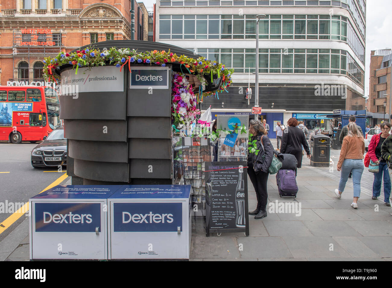 Royal Hospital Chelsea, London, UK. 19th May 2019. Chelsea Flower Show 2019 week with shops, residents and businesses in Chelsea decorating buildings for Chelsea in Bloom. Credit: Malcolm Park/Alamy Live News. Stock Photo