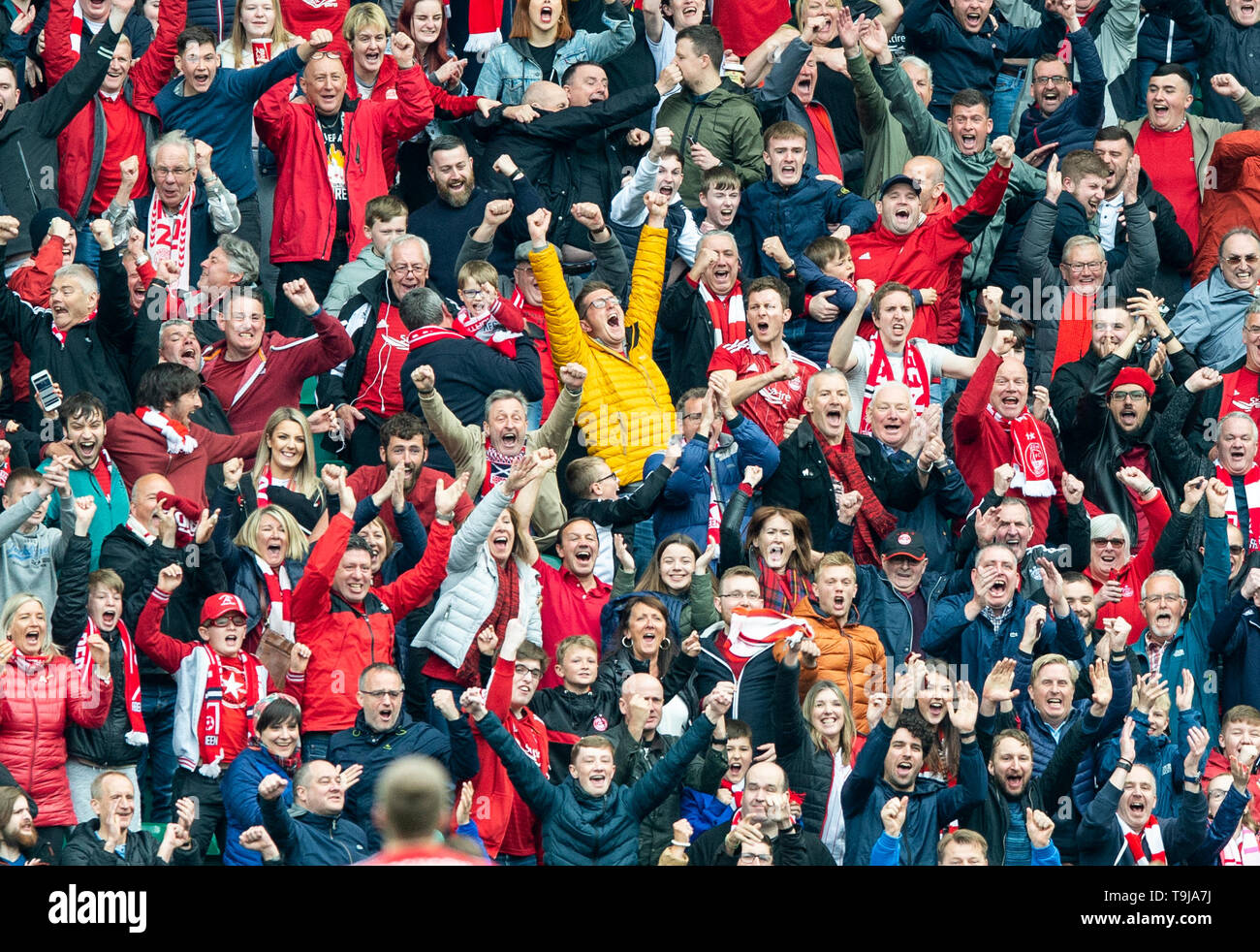 Edinburgh, Scotland, UK. 19th May, 2019.  Pic shows: Delighted Aberdeen fans after James Wilson puts the Dons ahead during the second half as Hibs play host to Aberdeen at Easter Road Stadium, Edinburgh Credit: Ian Jacobs/Alamy Live News Stock Photo
