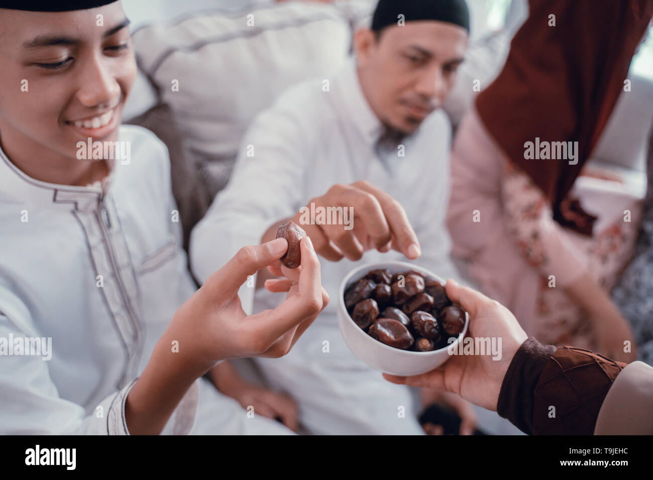 В рамадан едят мясо. Рамадан ифтар финики. Мусульманская еда. Мусульмане за едой. Мусульманка Рамадан.